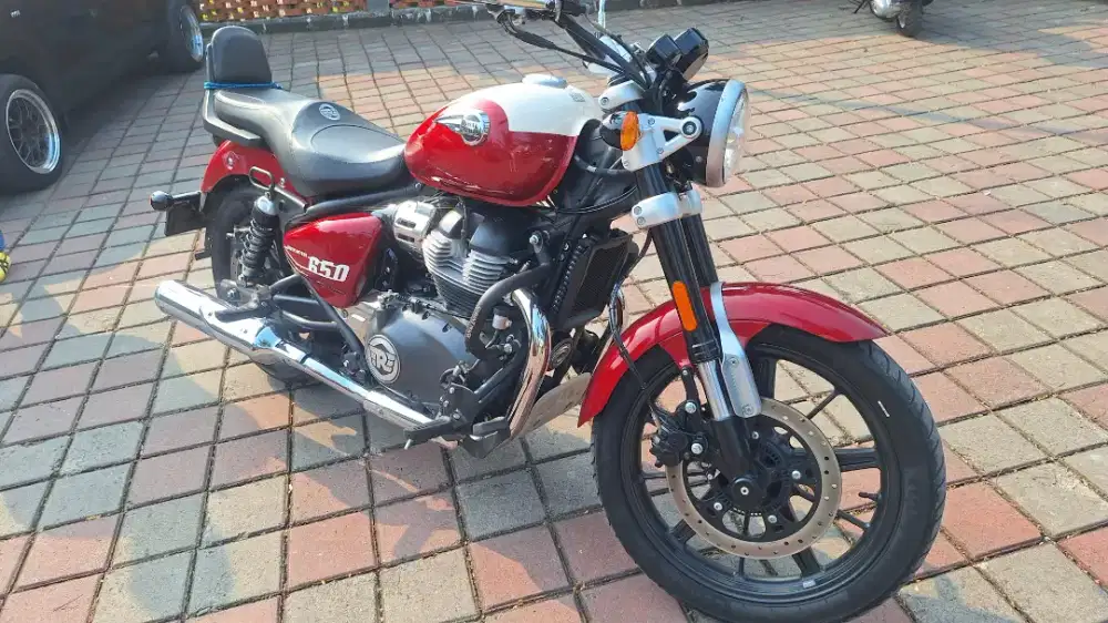 Royal Enfield Super Meteor 650 Celestial Red