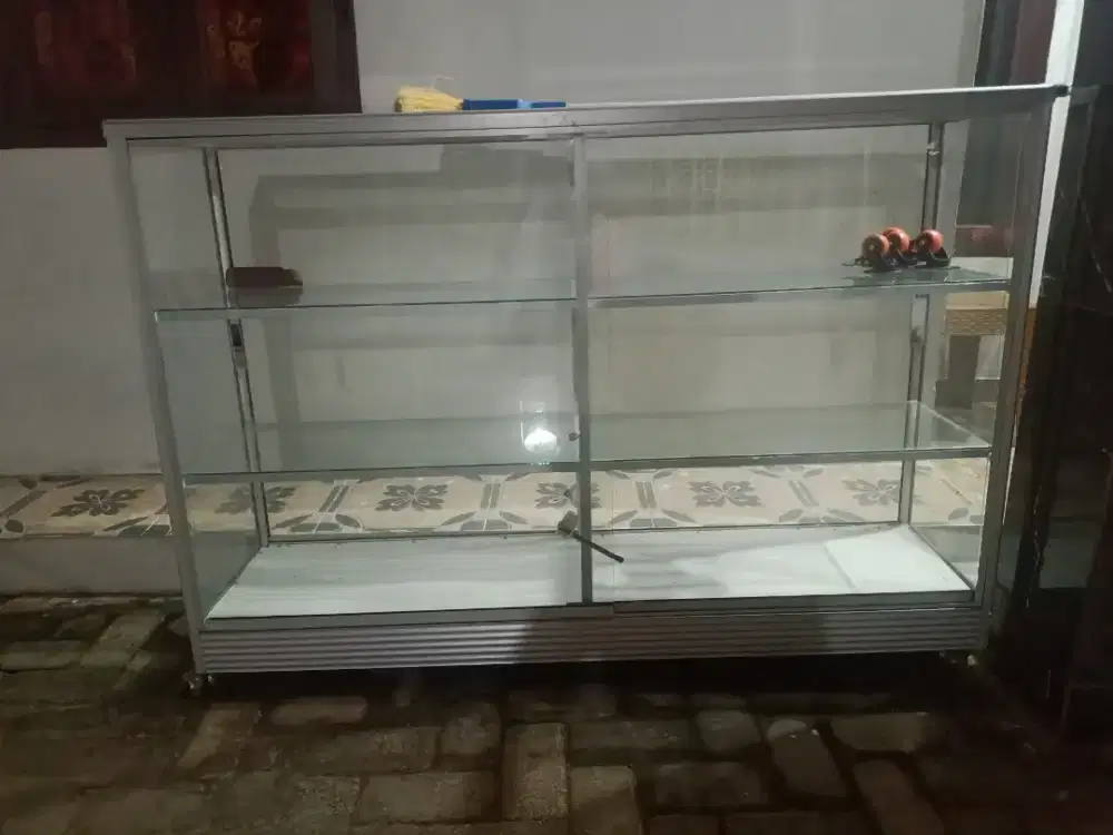 Etalase kokoh kaca tebal