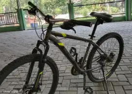 Sepeda polygon monarch + helm bolt baru