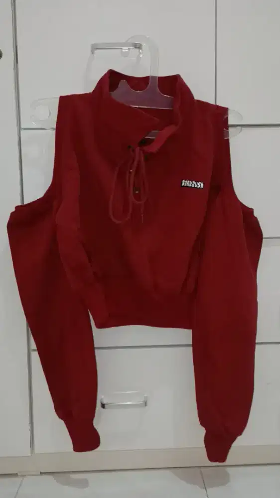Atasan merah maron