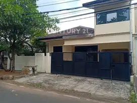Di Sewakan Rumah Di Kayu Putih GARASI 2 Mobil Jalan Lega
