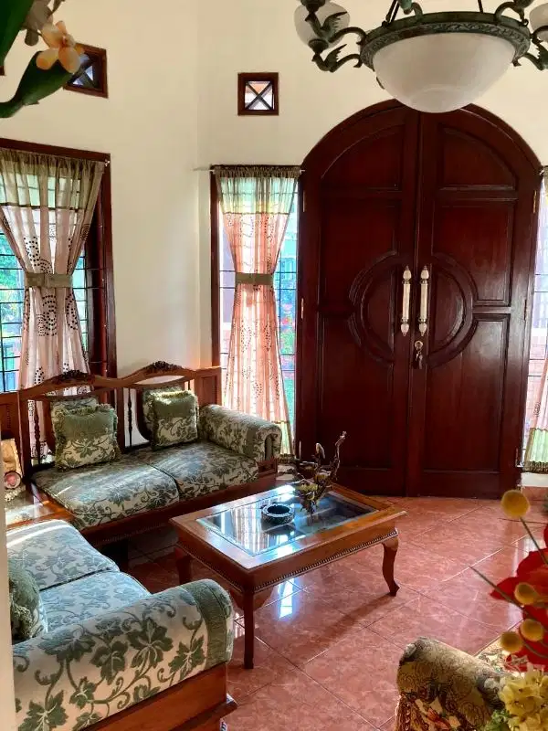 Di jual cepat rumah bali, jln.Palem hijau VIII PALEM SEMI TANGERANG