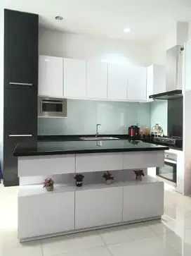 Rumah modern minimalis dengan konsep ruang terbuka di Taman Nyiur