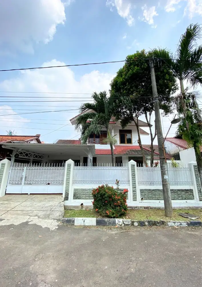 Hunian Terawat dengan Halaman Belakang di Cinere