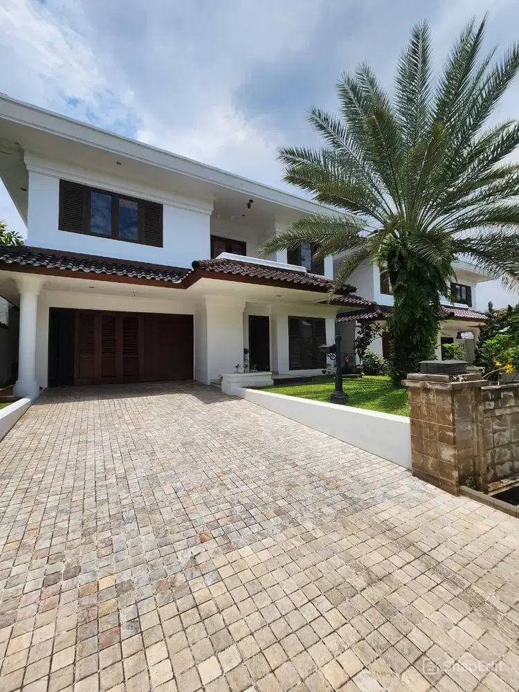 Modern Klasik House, Dengan Private Pool di Kemang
