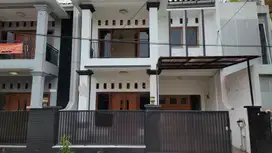 Rumah cantik 2 lantai di tebet barat lokasi strategis