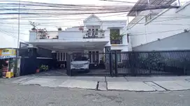 Rumah 2 Lantai lahan luas Akses Jalan Luas 2 Mobil di Menteng Dalam