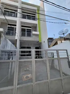 Dijual Rumah 2 Unit Baru 3 Lantai Taman Ratu