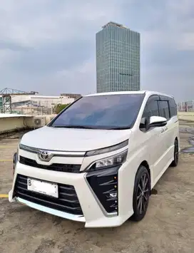 Toyota VOXY 2.0 AT Putih 2018