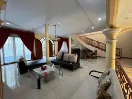 Rumah Sunter 3 Lantai Jalan Bolevar Dalam Komplek Luas 345 Lebar 12 M2