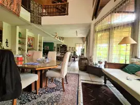Rumah Terawat dengan Halaman Super Luas di Cinere