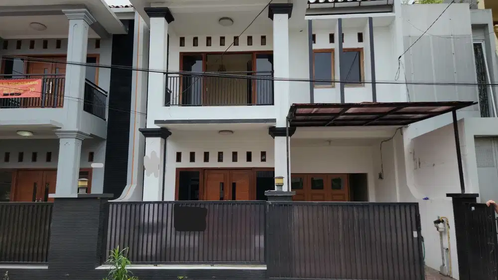 Rumah 2 lantai siap huni dengan lokasi terbaik di daerah Tebet Barat.