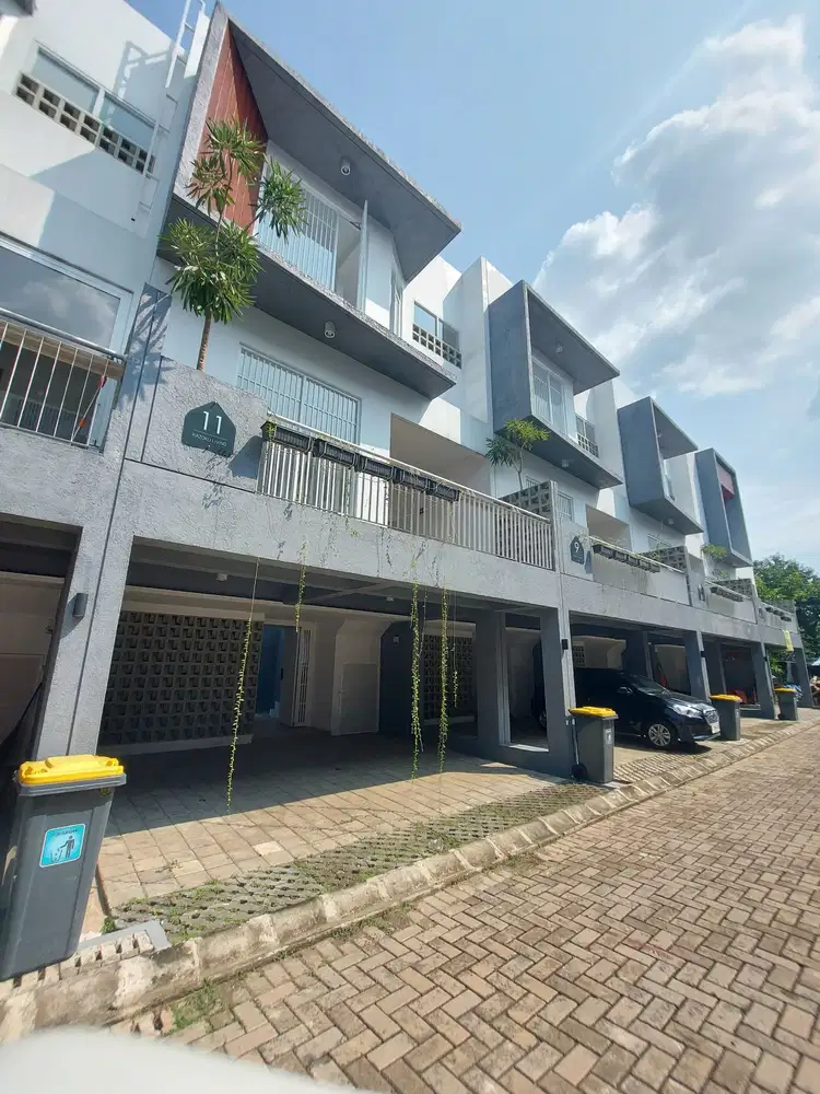Jual Rumah 3 Lantai, dalam Townhouse di Cinere