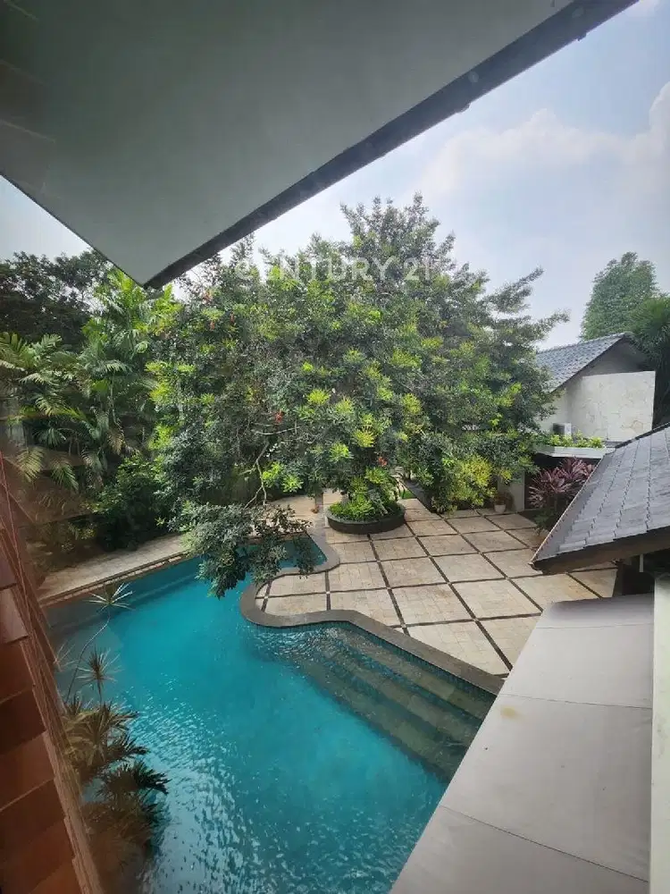 RUMAH BERGAYA VILLA TROPICAL HOUUSE STRATEGIS CIPETE