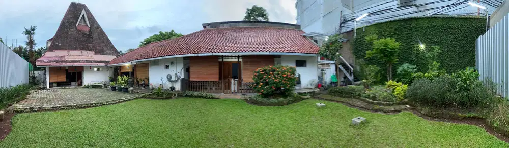Dijual Rumah Luas Ada Taman Depan & Belakang di Menteng