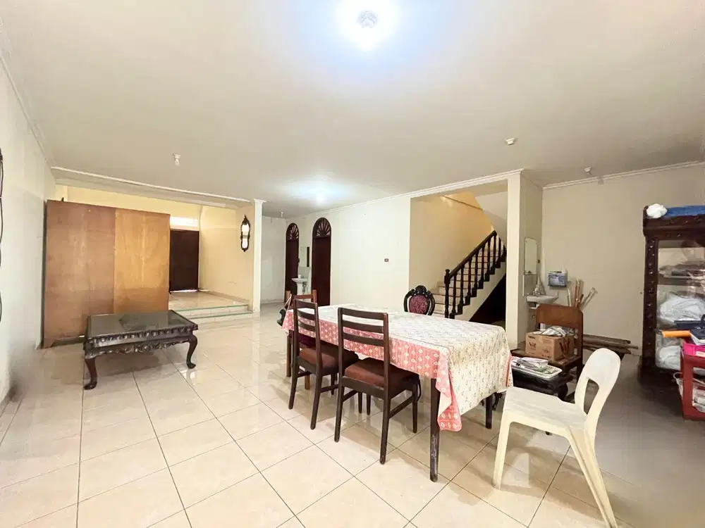 Hunian Asri 5 Kamar, Dapur Luas,  Harga Nego! di Cinere