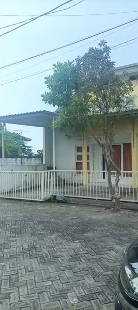 Rumah di Waru 1  1/2 lantai, lokasi bagus, nyaman, one gate Sistem