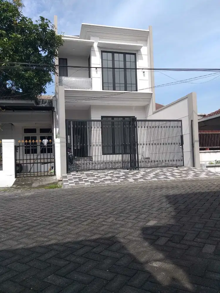 Rumah bagus American Style di Manyar Jaya Sby, strategis, murah