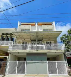 Rumah baru berkonsep Town house 3 lantai di Wisma Permai
