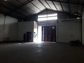 Lokasi strategis pinggir jalan raya lebar dan luas bangunannya