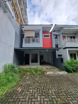 Rumah tengah kota lokasi strategis