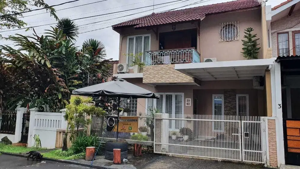 Dijual cepat rumah tinggal 2 lantai di Design cantik ,