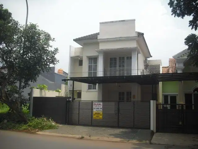 Rumah Di jalan besar Kencana Loka Raya BSD