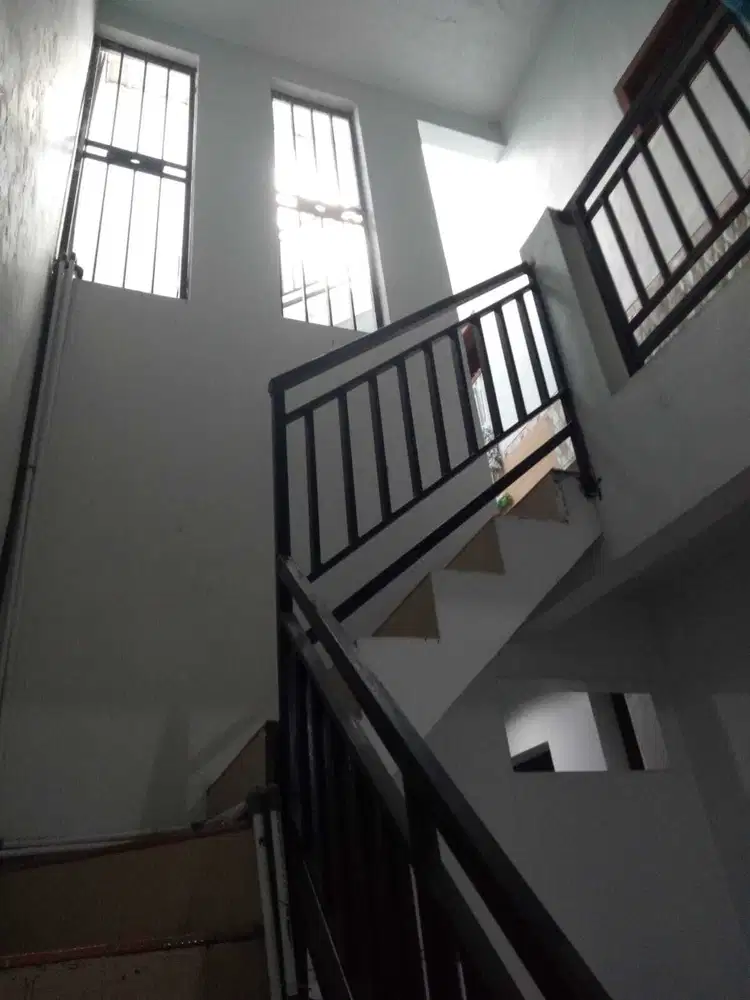 Rumah Graha Sunan Ampel Wiyung dengan 3 lantai dan kamar banyak