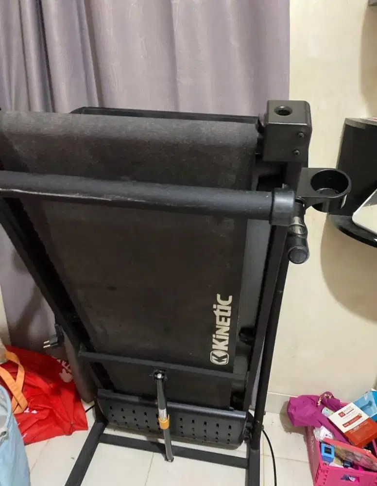 Treadmill merek kinetic warna hitam