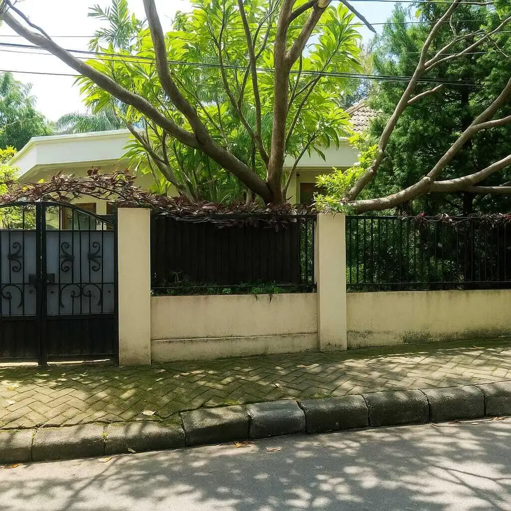 Rumah Hoek Luas Di Menteng Jakarta Pusat