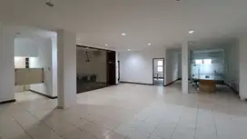 Dijual! Semi Gedung 4 LT di Tomang - Komersial Strategis, Siap Pakai