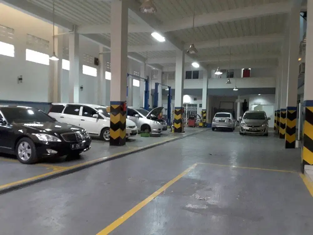 JUAL CEPAT GEDUNG SHOWROOM + BENGKEL MOBIL + BODY REPAIR (3 1/2 LANTAI