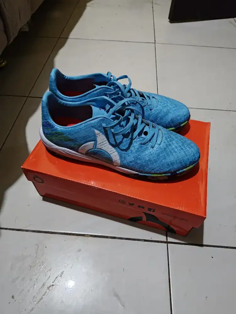 Sepatu futsal ortuseight