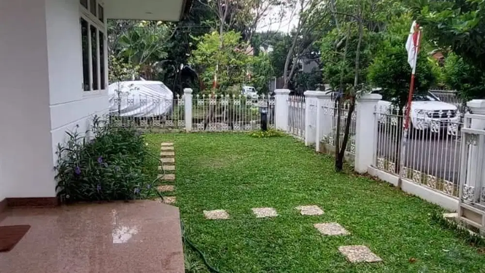 Rumah Asri Baru Renovasi di Area Premium , Lokasi depan Taman di Tebet