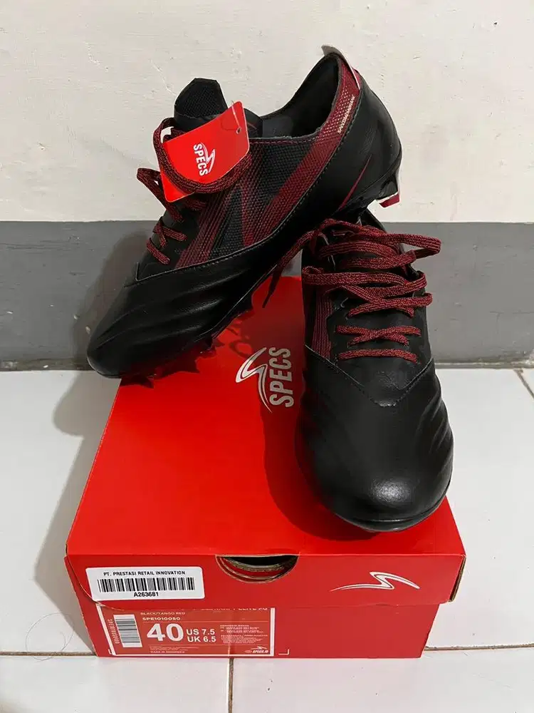 Sepatu Bola Merk Specs (Size 40)