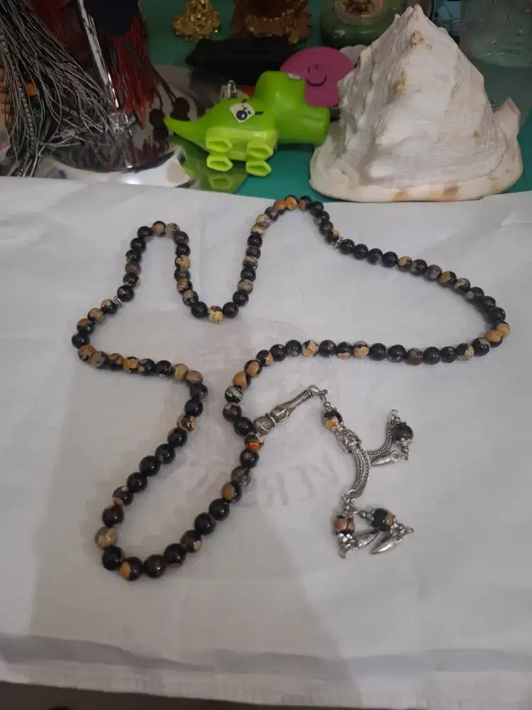 Tasbih branded 
Untuk berdoa dan sholat 
Limited edition 
Barang tera