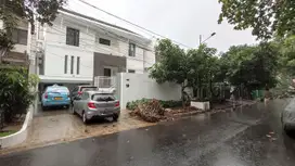 2-Storey House in Senopati, Unfurnished, Well-Maintained, with Pool