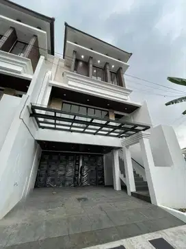 Hunian Mewah: Rumah 3 Lantai dengan Swimpool dan Garasi