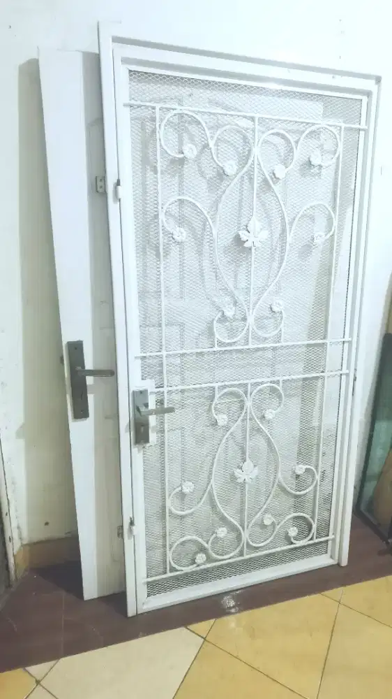 Pintu besi jaring
