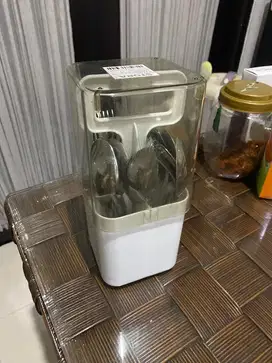 alat untuk menaruh sendok dan garpu