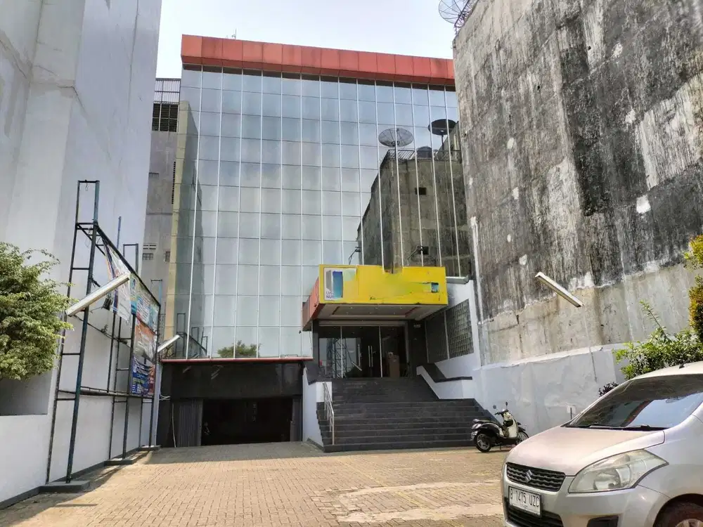 Gedung 4 Lantai di Kramat Raya, Jakarta Pusat