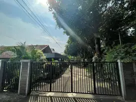 TANAH + RUMAH TUA KLASIK. ASRI DAN STRATEGIS DI KOMPLEK PERUMAHAN