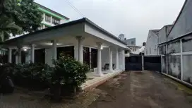 Rumah dengan Tanah Luas di Area Komersial Lebak Bulus Raya