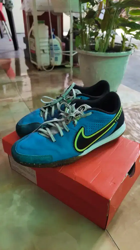 Nike tiempo futsal size 43