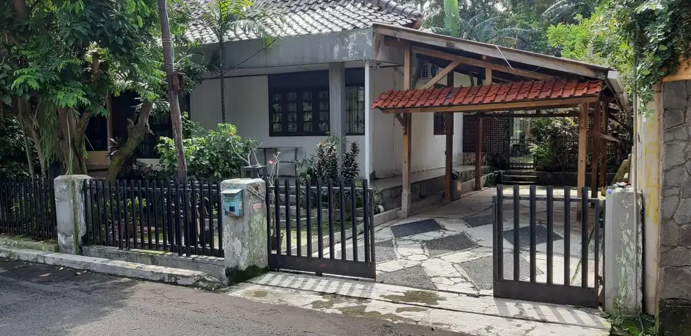 Rumah asri klasik siap huni di lokasi strategis di Lebak Bulus.