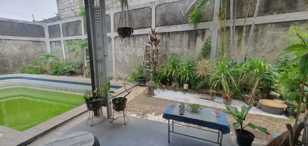 Rumah Nyaman Tipe 300 m2 di Condet, ada Kolam Renang dan Carport Luas