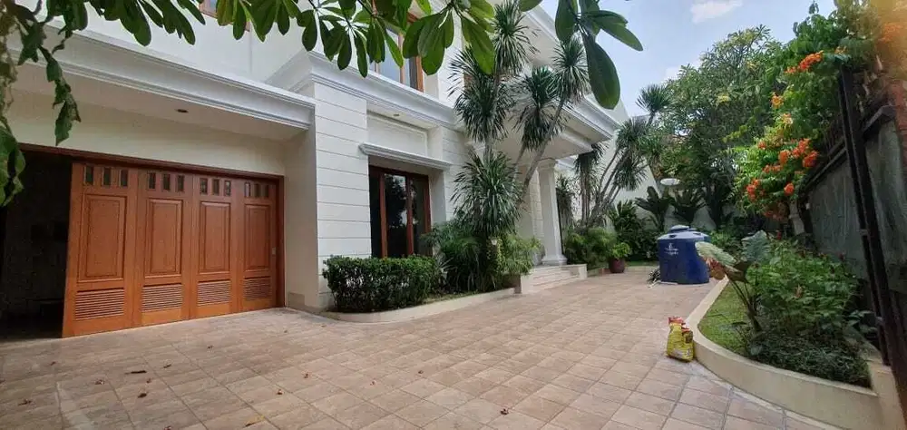 Rumah Mewah Disewakan di Pejaten Tipe 900 m2 dengan Lokasi Strategis