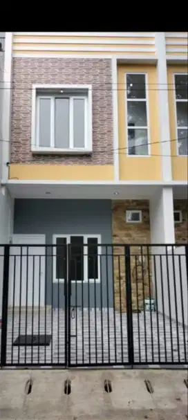 Dijual Rumah 2 Lantai Semi Furnished SHM di Komp Walikota Kelapa Gading