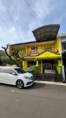 Dijual Rumah Dengan Taman Yang Luas