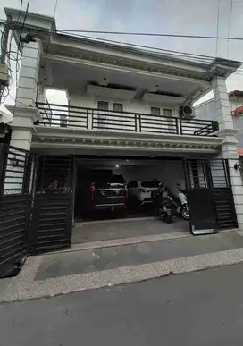 Dijual Cepat Rumah Semi Furnished Bebas Banjir Row Jalan 2 Mobil di Kebon Jeruk